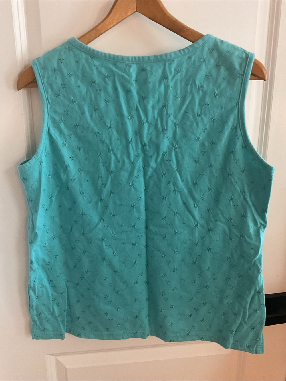 Basic Editions - Turquoise Eyelet V-Neck Tank - Ladies Size X-Large - Picture 5 of 11